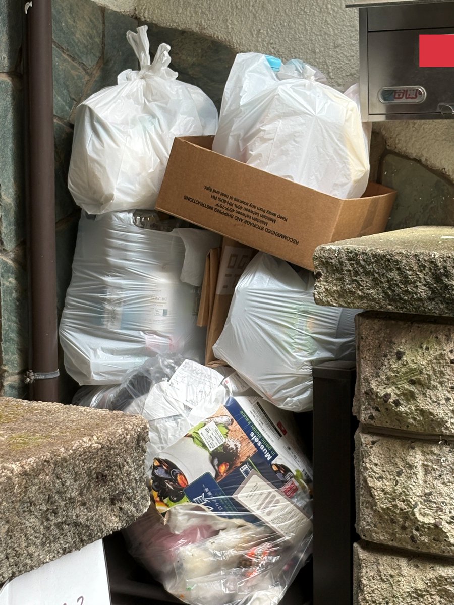papersakana's tweet photo. 家の前がこうなるので
せめてゴミ箱は施設の中に入れて下さいという願いすら受け入れられず、今うちは窓開けたらコバエが入るのが当たり前になってます。

#葛飾区 #民泊トラブル
@katsushika_city
@katsunoriaoki09
@Kanko_Jpn
#民泊被害祭り https://t.co/mdADihrzj9