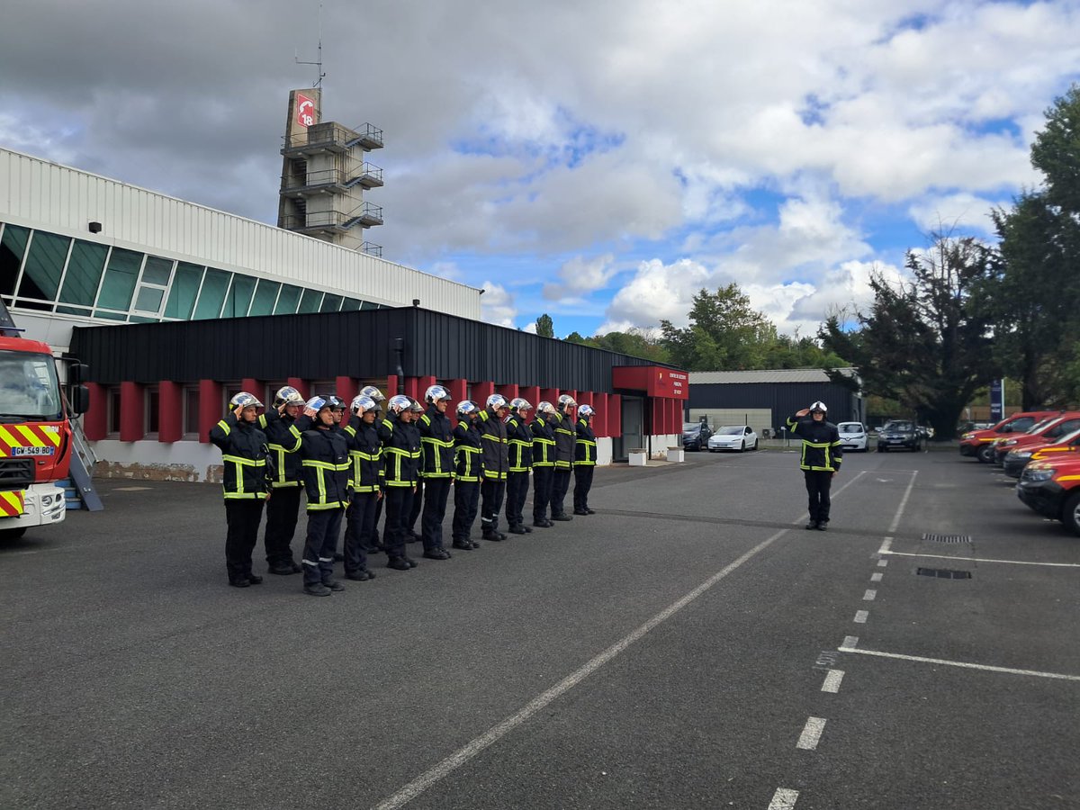 Pompiers03's tweet photo. [#HOMMAGE]
1/2
⚫Les Pompiers03 ont rendu hommage aux adjudants Wilfried SCHMITTER et Anthony BERTHOME, SPP au SDIS33, décédés en juillet dernier.

🎖Ils ont reçu à titre posthume plusieurs distinctions. https://t.co/v8ZP4vhXGq