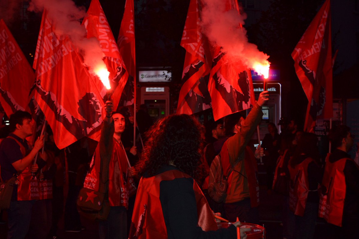 yolculukgazete1's tweet photo. 🔴 NATO zirvesi öncesinde yapılan operasyonlarda tutuklanan Devrimci Gençlik Dernekleri (@DGdernekleri6) üyesi Oğuzhan Fil bugün görülen duruşmada tahliye edilirken, mahkeme Nuri Şahin için tutukluluğa devam kararı verdi https://t.co/voHg6HAahE