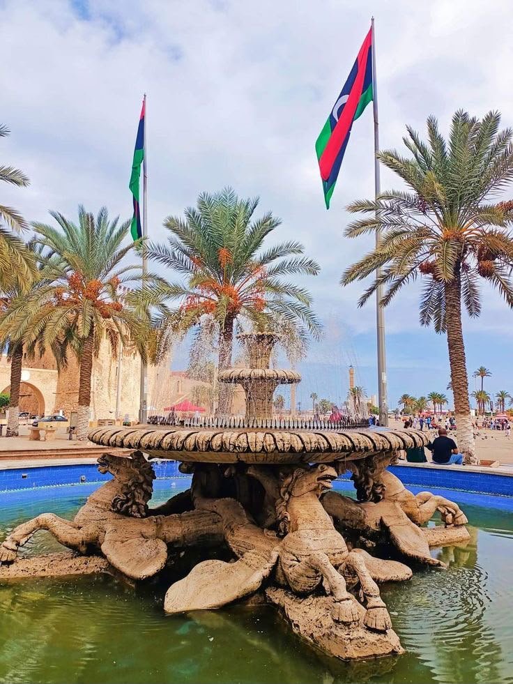 maryaim9z's tweet photo. فسقية الخيول في ميدان الشهداء، النخيل الشامخ والعلم يرفرف فوق هيبة المكان اللي يحكي تاريخ العاصمة وزمانها الجميل 🇱🇾🐎🌴
#ليبيا #طرابلس #ميدان_الشهداء #فسقية_الخيول #عروس_البحر https://t.co/2cIV2zOjgN