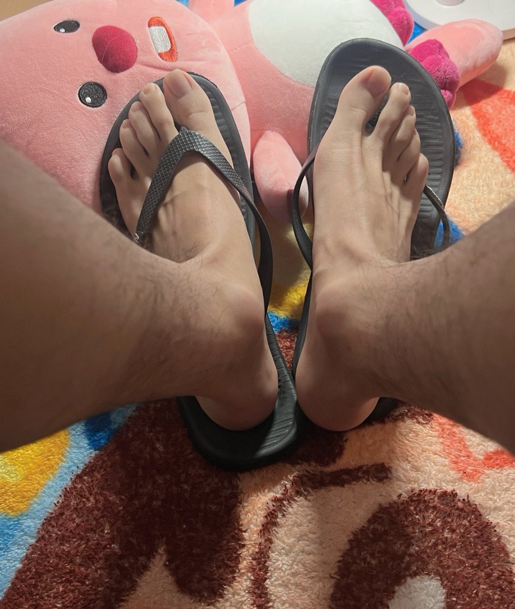 Right_didin's tweet photo. 有人想吃吗😋
#人字拖 #裸足 #脚 #footfetısh #flipfloops https://t.co/y1OzdTLRX1