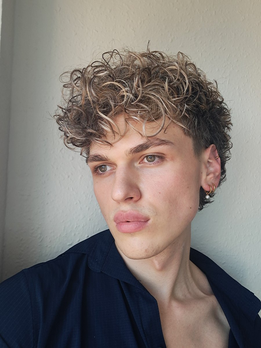 augustangel_x's tweet photo. Pretty enough to make you stop scrolling? 👀#gay #gayboy #twink #curlyboy https://t.co/Ch8H2WqDCb