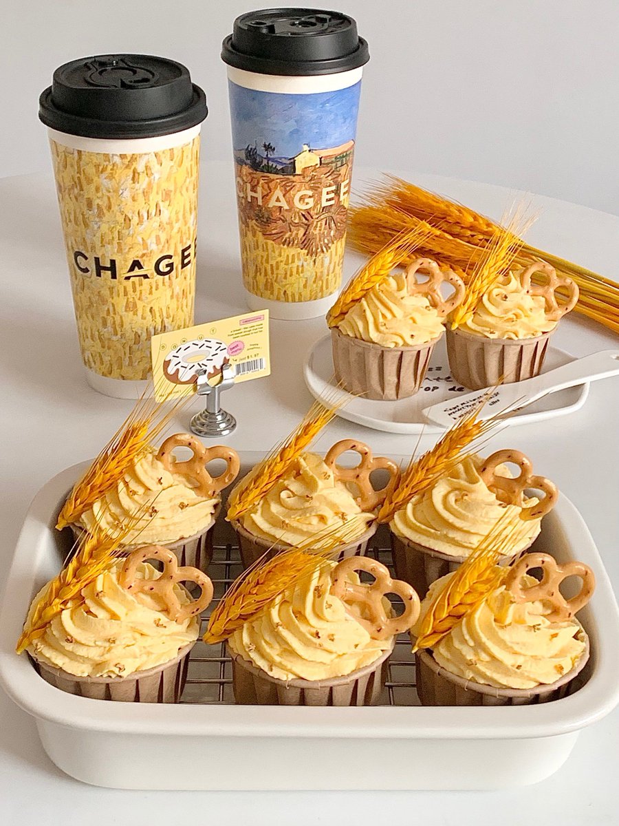 ariag264894's tweet photo. Just pulled my soft vanilla cupcakes out of the oven—still warm, fluffy, and topped with a tiny pinch of edible gold flakes! Baking small joys hit different https://t.co/dI2WJj816B
