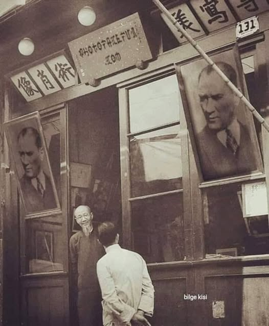 TOPRAK_2_'s tweet photo. Yıl 1971...
Fırat adlı gemiyle, Amerika’nın Phıladelphia limanına 10 bin ton tütün götürmüştük.
Şehri dolaşmış gemiye dönüyorduk.
Yanımıza bir araba yaklaştı ve nereye gittiğimizi sordu.
Limana deyince bizi götürebileceğini söyledi. 3 arkadaş bindik ve geminin bordasına kadar getirdi.
Bu kibar Amerikalıyı ‘Türk kahvesi’ ikram etmek için gemiye davet ettim.
Zabitan salonuna geçtik. Kaptanımız da oradaydı.
Misafirimiz salonu inceledıkten sonra; “Bu geminin Türk gemisi olduğunu söylediniz. Ancak, salonda Atatürk resmi yok” dedi ve hemen ilave etti; “Önce Atatürk’ün resmini koymalıydınız” deyip kahveyi içmeden gemiden ayrıldı.
Hepimiz şaşırıp kalmıştık.
Karşılaştığımız olaya bir anlam veremiyorduk.
Bu olayı çok düşündüm.
Sanırım bu kibar Amerikalı, varlık nedenimiz olan Atatürk’e kayıtsız kaldığımızı düşünmüş ve tavrımızı vefasızlık olarak değerlendirerek bizi protesto etmişti.
Karşılaştığımız bu sıradışı olaya başka açıklama bulamamıştım…
Yıl 1985 ...
İzmir’e yük getiren Yunan bandralı gemide baş mühendis mide kanaması geçirdiği için hastahaneye kaldırılmış.
İşe davet ettikleri için görev aldım. Gemide tek Türk, baş mühendis olarak benim.
Bir sohbet esnasında, gemi kaptanı (adı Kosta’ydı) gümrükte fotoğraf makinesinin mühürlü kamaraya kilitlendiğini ve bu duruma çok üzüldüğünü söyledi.
Makine yanında olsaydı ne yapacaktın diye sordum.
Oğlu istediği için, Kordon’daki Atatürk Anıtı’nın resmini çekeceğini söyledi. Şaşırmıştım.
“Atatürk size tarihinizin en büyük darbesini vuran komutandı, neden onun resmini çekmeyi düşünüyorsunuz” dedim.
Şu cevabı verdi;
“Biz, emperyalizmin emrinde haksız ve işgalci olarak Anadolu’ya geldik. Uçurumdan aşağı yuvarlanırken Atatürk sizi uçurumun kenarından alıp, özgür uluslar arasına modern bir ulus olarak kattı.Bunu yaparken, insanlık tarihine ezilen ulusların kurtuluşuna örnek olan, yeni bir deneyim kazandırdı. Onlara, özgürlükleri için mücadele ederlerse kazanacaklarını öğretti. Atatürk, bu nedenle bizim için de değerlidir”.
Bu cevap nedeniyle, etkisini hayatım boyunca taşıdığım bir duygu yoğunlaşması yaşamıştım…
Yıl 1988 ...
Ekvador’un Guayaquil şehri.
Gemideki işim bitince, çevreyi tanımak için dolaşmaya çıktım.
Bir okula rastladım. okulun girişindeki alanda 5 tane büst gördüm.
Birinci büst Simon Bolivar’a aitti.
İkincisi Che Guavera,
üçüncüsü Fidel Castro,
Dördüncüsü Emiliyano Zapata
ve Beşinci büst Mustafa Kemal Atatürk’e aitti.
Büstleri inceleyip İspanyolca açıklamaları anlamaya çalışırken, öğretmen olduğunu düzgün İngilizcesi ile söyleyen bir kişi geldi.
Nereli olduğumu sordu.
Türk olduğumu söyleyince, içtenlikli bir ilgi gösterdi.
Atatürk hakkında konuşmaya başladık. Türk devrimi konusundaki bilgisi yüksekti.
Atatürk’ü, saygı duyduğu diğer 4 devrimciden ayrı tuttuğunu söyledi. “O yalnızca ülkesini kurtarıp modern bir ulus yaratmakla kalmadı, ezilen uluslara evrensel bir örnek yarattı. İnsanlık tarihinde hiçbir lider bunu başaramamıştır” dedi.
O an duyduğum övünç ve mutluluğu unutmam mümkün değildir.
YIL 1999 ...
Hindistan’ın Visakapatman limanındayız.
Şehri dolaşırken büyük bir kitapçı dükkanına girdim.
Çocuklar için kısaltılmış İngilizce dünya klasikleri dizisi olduğunu gördüm. İncelediğim listede ‘Atatürk’ün Hayatı ve Devrimleri’ isimli bir kitap bulunuyordu.
Listede olmasına rağmen raflarda yoktu.
Görevliyi buldum ve diğerleri ile bu kitabı istediğimi söyledim.
Görevli, okulların yeni açıldığı, ilginin fazla olması nedeniyle kitabın kalmadığını, ısmarladıklarını ve bir hafta sonra uğramamı söyledi.
Ertesi gün limandan hareket edeceğimiz için zamanım olmadığından bu kitabı alamadım.
Bir yandan bütün kitabevi benim olmuş gibi mutlu oldum, diğer yandan, derin bir acı ve üzüntü duydum. Dünyanın öbür ucunda, çocuklara öğretilen Atatürk kendi ülkesinde üstü örtülmüş,
Yetkili yerlere gelen kişiler Onu bu ülke gençliğine öğretmemek için her şeyi yapmışlardı.
Üzüntümün nedeni buydu…
Yıl 2003 ...
Kamerun’un Douala Limanındayız.
Kütük kereste yüklenecek. Yükün sahibi, gemiye yüklemeye nezaret edecek bir kaptan göndermişti.
Kaptan Hırvattı.
Zabitan odasına geldiğinde, gelenin karşısına düşen duvardaki Atatürk resmini görünce duraladı.
Bir süre durduktan sonra resme doğru yürüdü.
Saygı ifade eden davranışlarla resmi nazikçe düzeltti ve hepimizin yüreğine bir ok gibi saplanan şu sözleri söyledi; “Siz bu insanı ve ideallerini anlayamadınız. Anlamış olsaydınız bugün Avrupa kapılarında sürünmez, Avrupalılar sizin kapılarınızda bekleşirlerdi”…
Yıl 2017 ...
Bangladeşin Chittgong limanındayız.
Gemiden inmiş limanın çıkış kapısına doğru gidiyordum.
Takkeli, entari ya da şalvar giyimli, yaşlı birisi ile hafifçe çarpıştık.
Nedeni o olmamasına karşın özür diledi ve konuşmaya başladık.
Nereli olduğumu sordu. Türk olduğumu söyledim.
Hiç beklemediğim bir cevap verdi;
“Atatürk’ün çocuğusun yani” dedi. Heyecanlanmıştım.
Sohbeti sürdürdüm.
Birçok kimseye inanılmaz gelebilir ama bana şunları söyledi;
“En büyük Müslüman Atatürk’tür.
Biz Bangaldeş olarak onun öğrettiği yoldan gittik ve özgürlüğümüze kavuştuk.
Fakiriz ama onun yaptıklarını yaparsak fakirlikten de kurtulabiliriz.
O sadece Türklerin değil tüm Doğu halkları için de büyük bir liderdir ….
Mehmet Ali Ergöz Hatıralarından ...