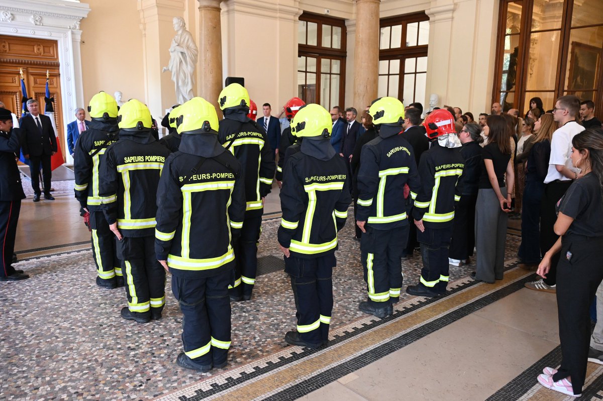 Dans l'atrium de la préfecture, une délégation du SDMIS est présente pour le moment de recueillement.