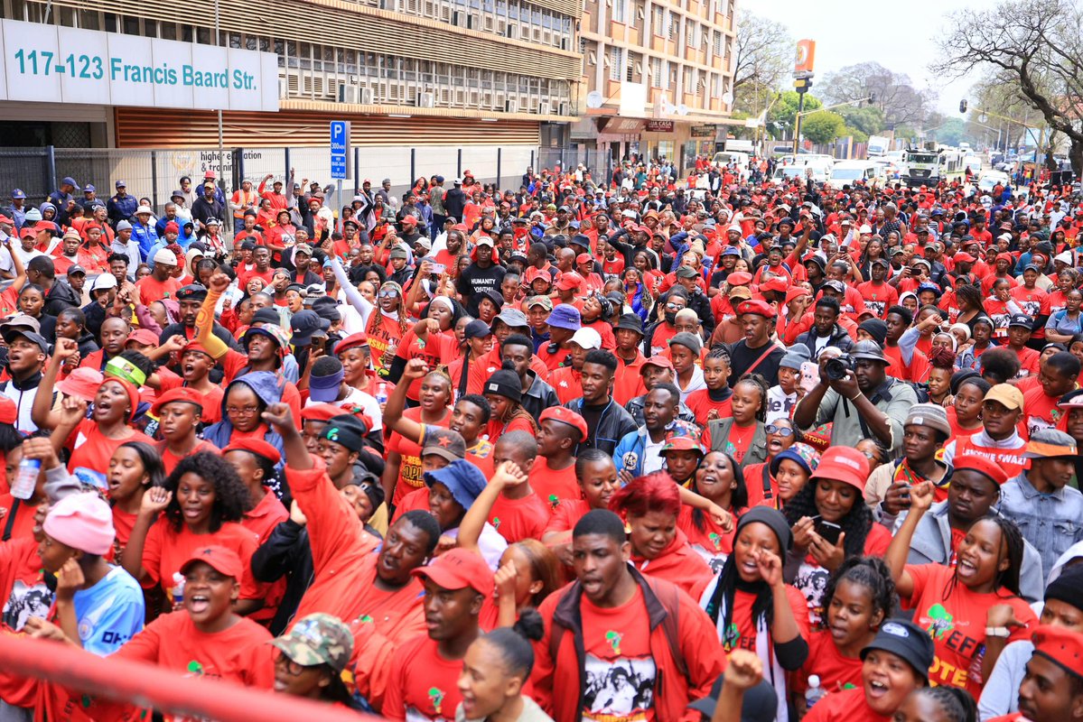EFFSouthAfrica's tweet photo. EFFYC Convener, Commissar @SihleLonzi addressing the youth outside the Department of Higher Education. 

EFF Youth Command is taking the fight to the Department of Higher Education, calling for an end to corruption and exclusions and importantly, for Buti Manamela to go. #VoteEFF2026 #VictoryOrDeath