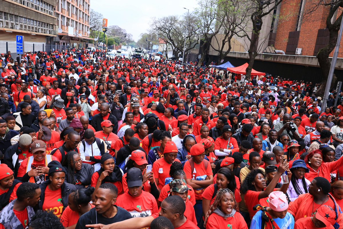 EFFSouthAfrica's tweet photo. EFFYC Convener, Commissar @SihleLonzi addressing the youth outside the Department of Higher Education. 

EFF Youth Command is taking the fight to the Department of Higher Education, calling for an end to corruption and exclusions and importantly, for Buti Manamela to go. #VoteEFF2026 #VictoryOrDeath