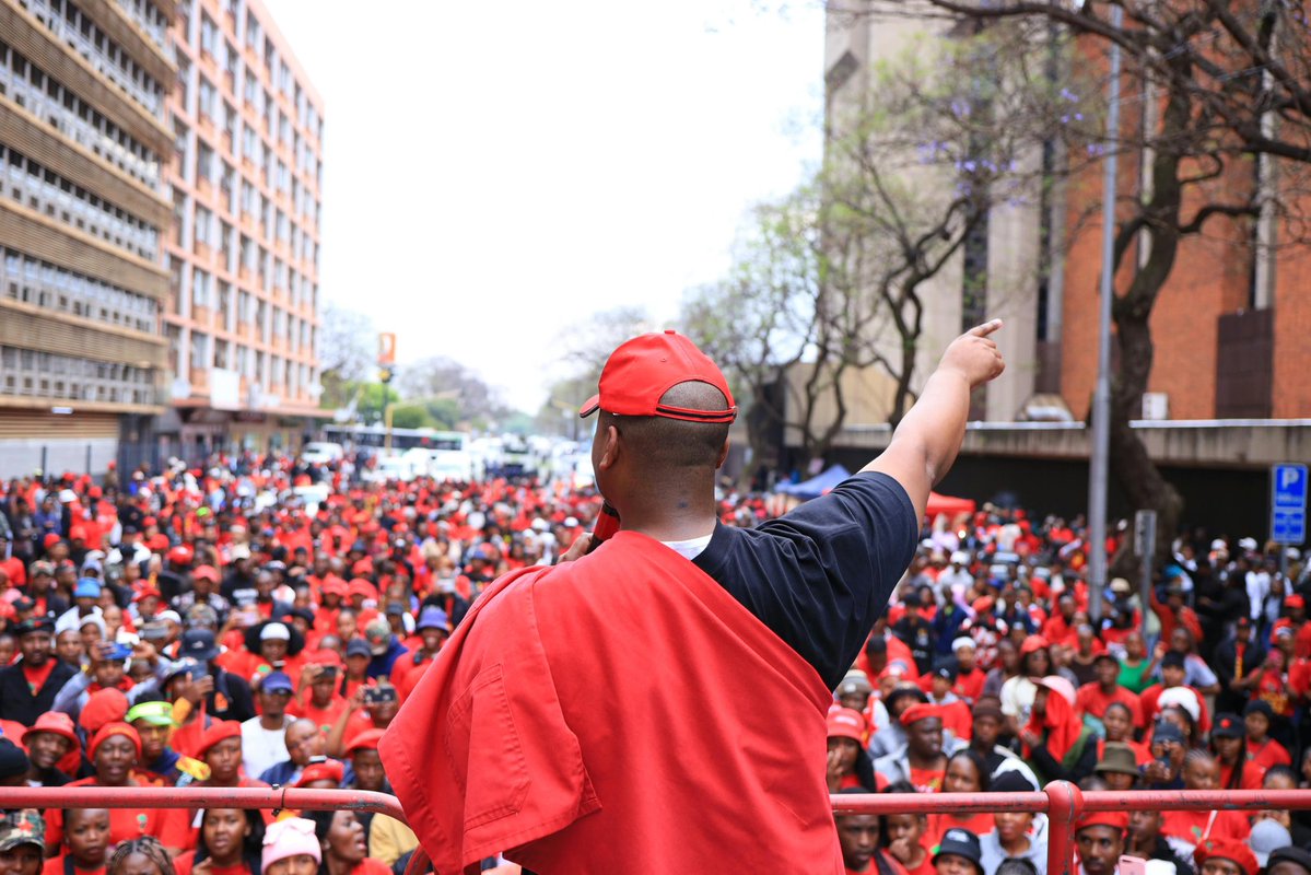 EFFSouthAfrica's tweet photo. EFFYC Convener, Commissar @SihleLonzi addressing the youth outside the Department of Higher Education. 

EFF Youth Command is taking the fight to the Department of Higher Education, calling for an end to corruption and exclusions and importantly, for Buti Manamela to go. #VoteEFF2026 #VictoryOrDeath
