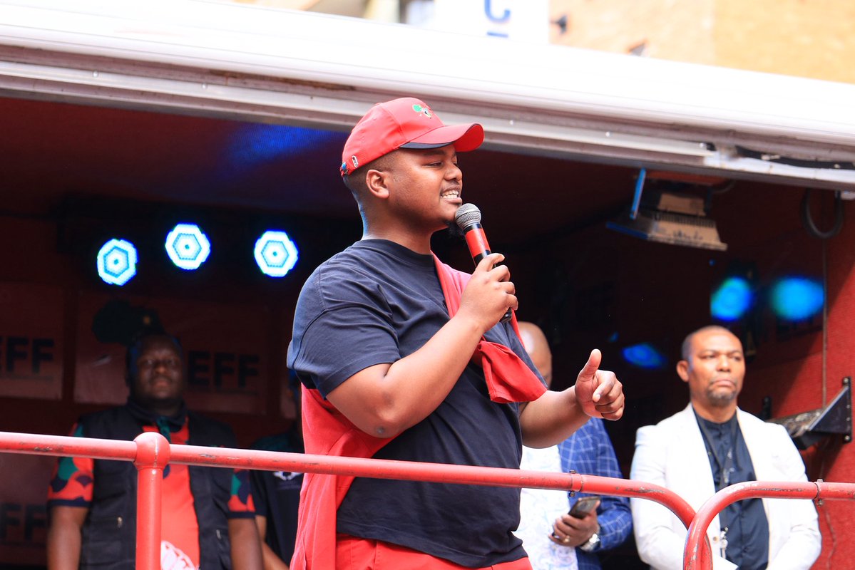 EFFSouthAfrica's tweet photo. EFFYC Convener, Commissar @SihleLonzi addressing the youth outside the Department of Higher Education. 

EFF Youth Command is taking the fight to the Department of Higher Education, calling for an end to corruption and exclusions and importantly, for Buti Manamela to go. #VoteEFF2026 #VictoryOrDeath