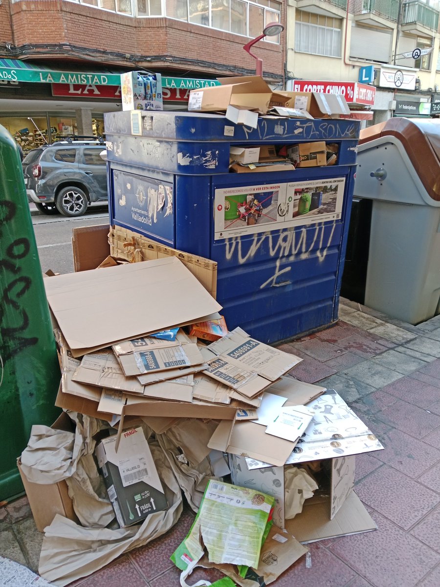 mecompletocon's tweet photo. Así está la Avenida de Segovia @AyuntamientoVLL  no sé si es por falta de recogida o por falta de contenedores, lo que está claro es que #NosComeLaMierda https://t.co/7EHs9dUPIF