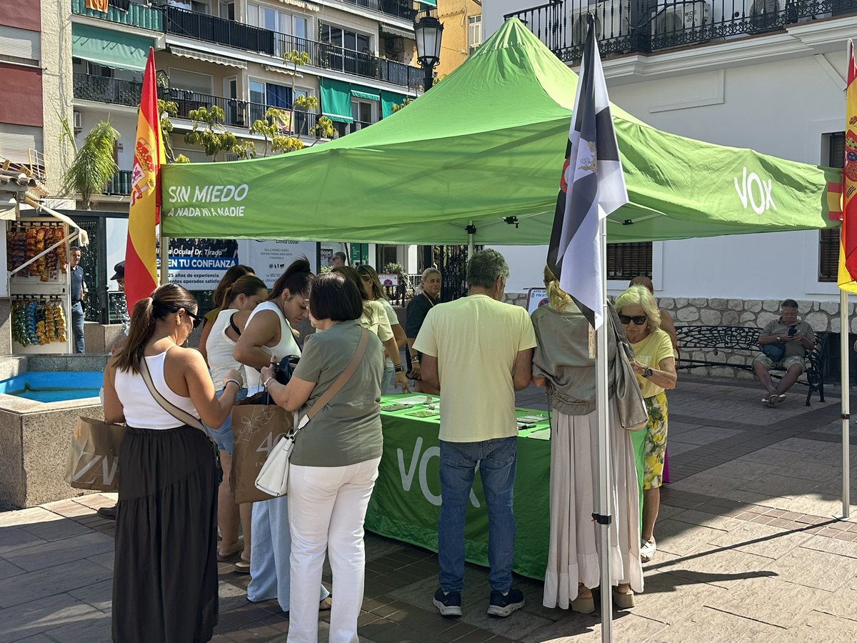 Vox_Fuengirola's tweet photo. Hoy hemos llevado nuestra mesa informativa al centro del municipio. 

Muchas gracias a todas las personas que se han parado a compartir con nosotros su indignación por el momento que atraviesa el país, así como los principales problemas de sus barrios.

Seguimos a pie de calle 🇪🇸 https://t.co/kbiAM2e34P