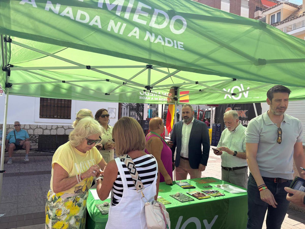 Vox_Fuengirola's tweet photo. Hoy hemos llevado nuestra mesa informativa al centro del municipio. 

Muchas gracias a todas las personas que se han parado a compartir con nosotros su indignación por el momento que atraviesa el país, así como los principales problemas de sus barrios.

Seguimos a pie de calle 🇪🇸 https://t.co/kbiAM2e34P
