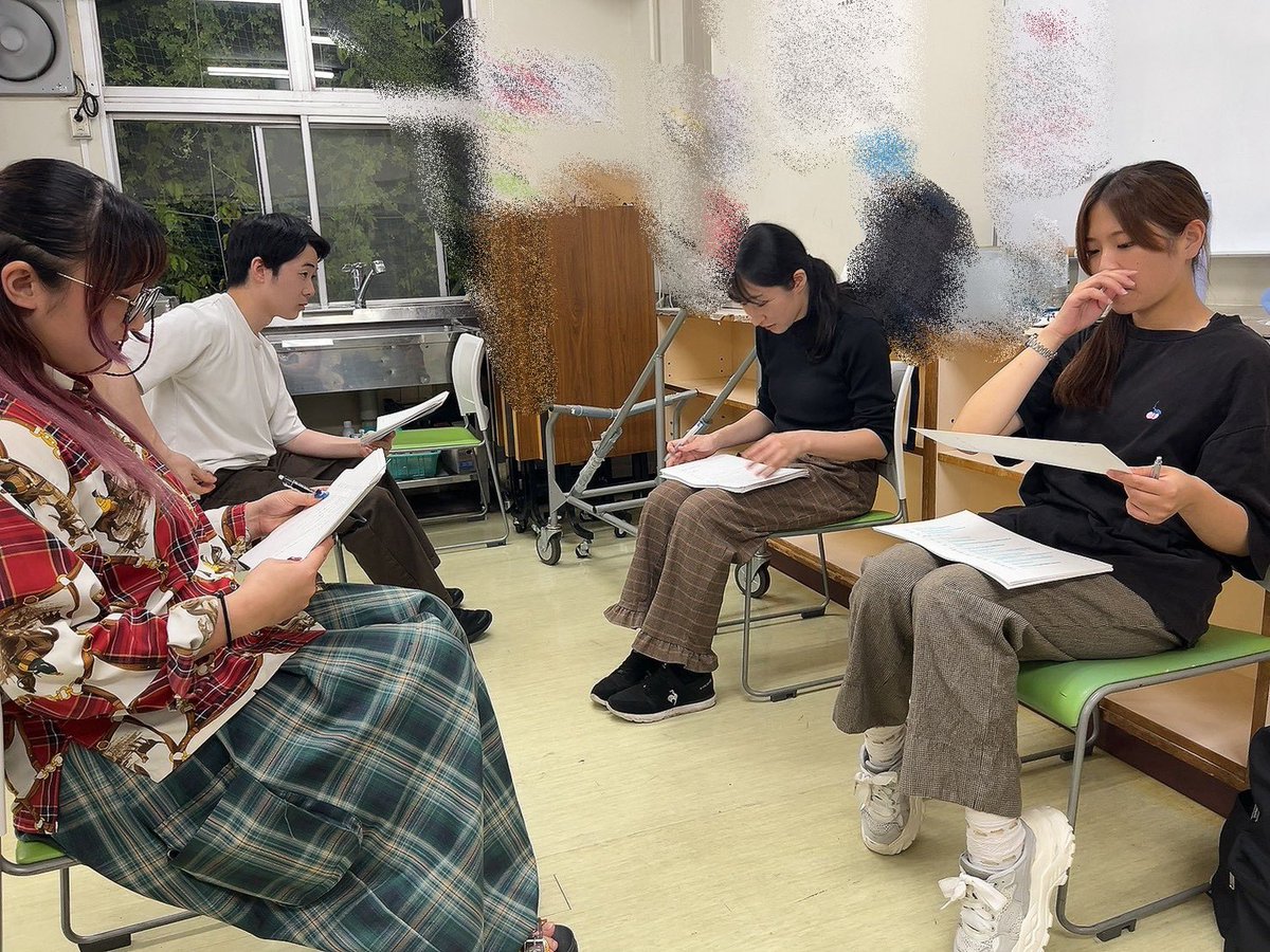 bremenlabo's tweet photo. 【稽古場レポ】
#つきこと2026 稽古が始まっています！すでに立ち稽古に入ったチームも。
稽古の序盤は、戯曲の解説を挟みながらの読み稽古。複数の演目が登場する今回は、いつもより丁寧に戯曲を読み解いています。 https://t.co/hcZEbKwsFi