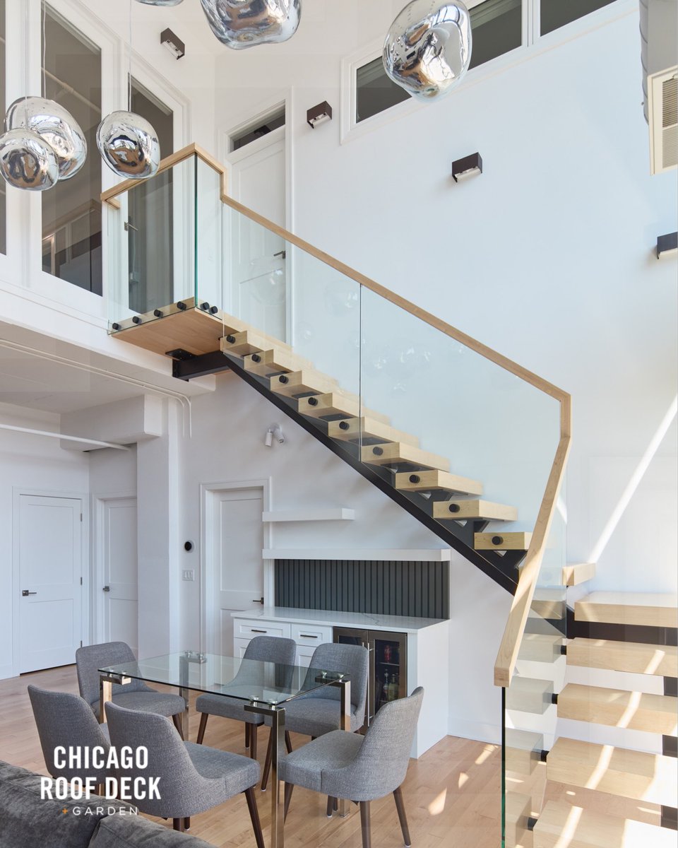 ChicagoRoofDeck's tweet photo. A beautiful staircase becomes the centerpiece of this South Loop retreat, with a steel structure adding strength and a clean modern edge. 🏙️
#SouthLoop #ChicagoDesign #StaircaseDesign #SteelStructure #GlassRailing https://t.co/X5xDdGVH6g