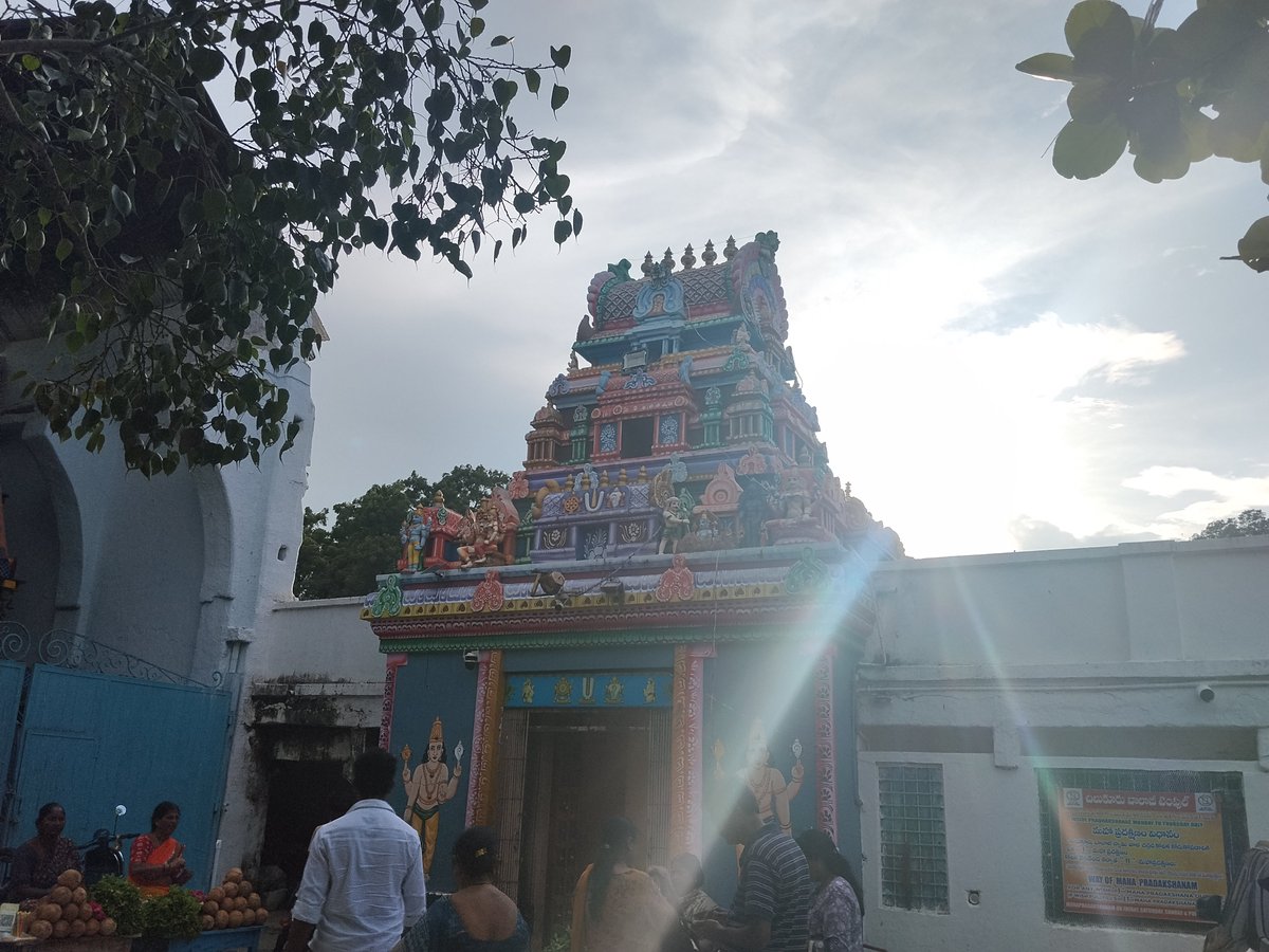 HailTheNTR's tweet photo. Appudu eppudoo.. chinnappudu around 3rd /5th class lo vella, velli 108 pradakshinalu chesa.. malli ippudu, after a long time, malli darshanam ichadu.. #ChilkurBalaji 

Govinda ❤️🙏 https://t.co/g5fQMFQY7m