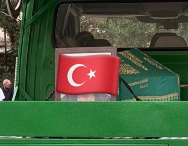 mariiposaass's tweet photo. Emir'i niye ��lü gösterecekler ki acaba? Onun cenazesine bordo şalıyla giden Naz'a düştüm çok havalı duruyor ❤️‍🔥 https://t.co/K18bPYxKIA