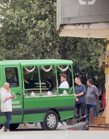 mariiposaass's tweet photo. Emir'i niye ��lü gösterecekler ki acaba? Onun cenazesine bordo şalıyla giden Naz'a düştüm çok havalı duruyor ❤️‍🔥 https://t.co/K18bPYxKIA