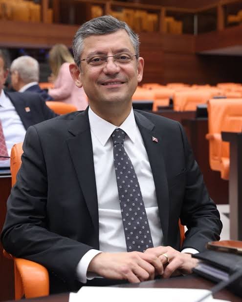 durbunhaber's tweet photo. 🎯Bartu Soral'dan Özgür Özel çıkışı:

➡️Özgür Özel çıksa; “Ne villası kardeşim! Kerpiç, sıvasız evlerde oturan evlatlarımızı katleden terörist başına ne villası ne statüsü verilecek! Onun statüsü terörist yeri de hücredir.” dese; “Kürt kökenli yurttaşlarımızı bir terörist temsil edemez” diye eklese, % 55’le iktidar olur…

➡️Ama belki de onu demeyeceği için o koltuğa oturtuluyor, Kemal Kılıçdaroğlu gibi…