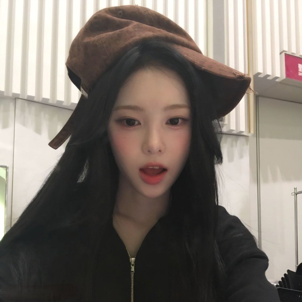 Jeowgian's tweet photo. @selfolssi Makasih semangatnya. Aku udaj semangat 45 nih. Btw kenapa fotonya mencucu gitu? Mana senyumnyaa??? https://t.co/w2dbyMsf5E