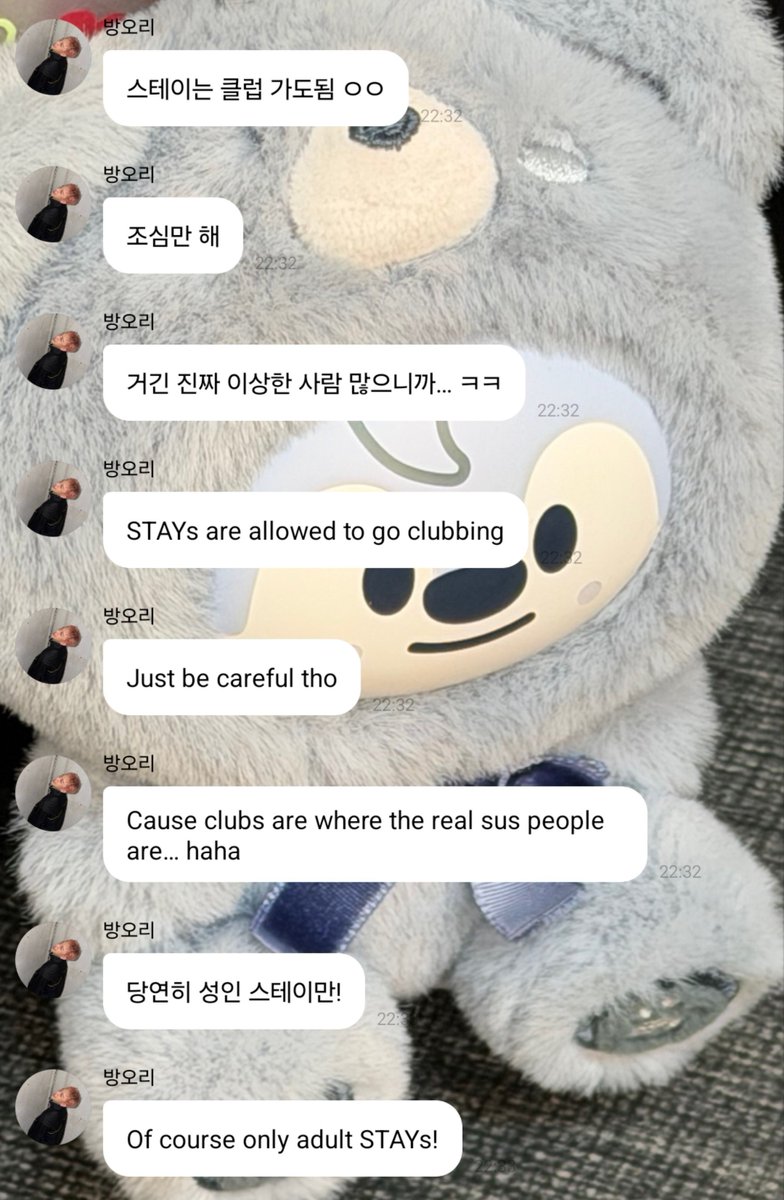 realskzoo's tweet photo. CHN en 🫧
[260918/🇯🇵]

🐺: A los STAYs se les permite ir de antro/discoteca (club)
🐺: Aunque solo ten cuidado
🐺: Porque los clubes son donde está la verdadera gente sospechosa... ㅋㅋ
🐺: Por supuesto, solo STAYs adultos!
🐺: Nunca bebas algo que alguien te haya dado
🐺: Y vigila siempre tu bebida!
🐺: Si un chico guapo te habla
🐺: Dile que tienes novio
🐺: Y que es australiano ㅋㅋㅋ