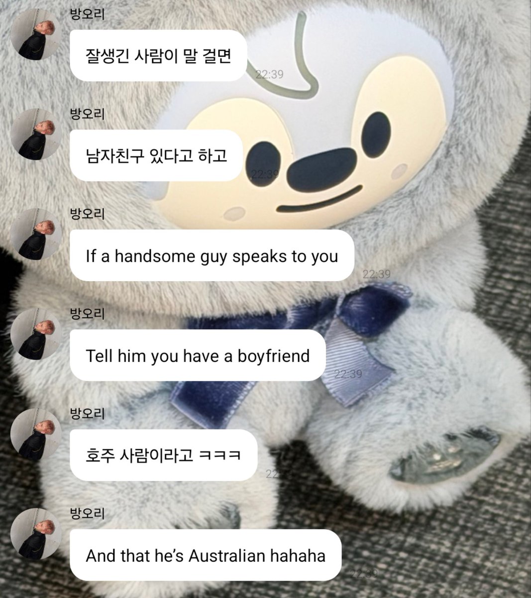 realskzoo's tweet photo. CHN en 🫧
[260918/🇯🇵]

🐺: A los STAYs se les permite ir de antro/discoteca (club)
🐺: Aunque solo ten cuidado
🐺: Porque los clubes son donde está la verdadera gente sospechosa... ㅋㅋ
🐺: Por supuesto, solo STAYs adultos!
🐺: Nunca bebas algo que alguien te haya dado
🐺: Y vigila siempre tu bebida!
🐺: Si un chico guapo te habla
🐺: Dile que tienes novio
🐺: Y que es australiano ㅋㅋㅋ