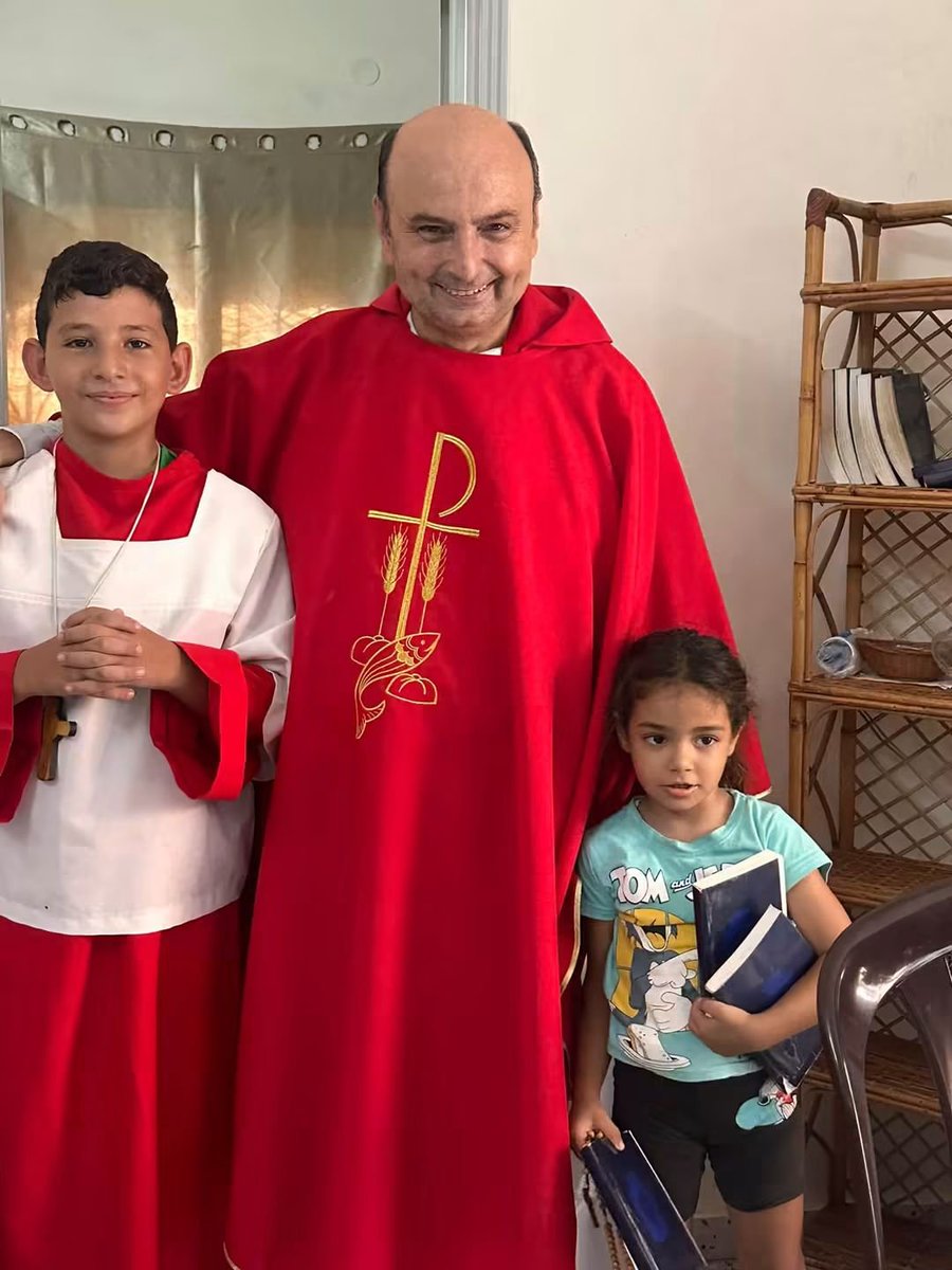 PGabRomanelli's tweet photo. «Porque donde dos o tres están reunidos en mi nombre, allí estoy yo en medio de ellos.»
Mateo 18,20

En la capilla Santo Tomás de Aquino, del barrio Cristiano de Gaza, la comunidad se reunió para celebrar la Santa Misa.

En medio de las dificultades, Cristo sigue haciéndose presente y reuniendo a su pueblo en torno a su altar.