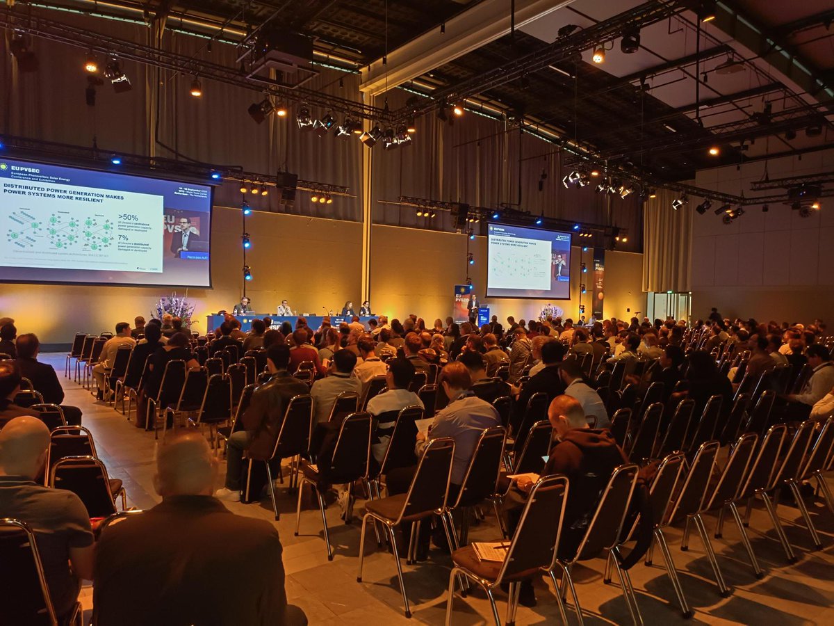 ITERtenerife's tweet photo. ☀️El ITER presenta en la #EUPVSEC2026 un nuevo sistema para reparar los backsheets de módulos fotovoltaicos.

La investigación, en colaboración con la ULL, combina PVDF, fibra de vidrio y resinas termoestables.

Avances desarrollados en los proyectos #SIROCO y #CID

#Fotovoltaica https://t.co/6Ik1tIgVZ7