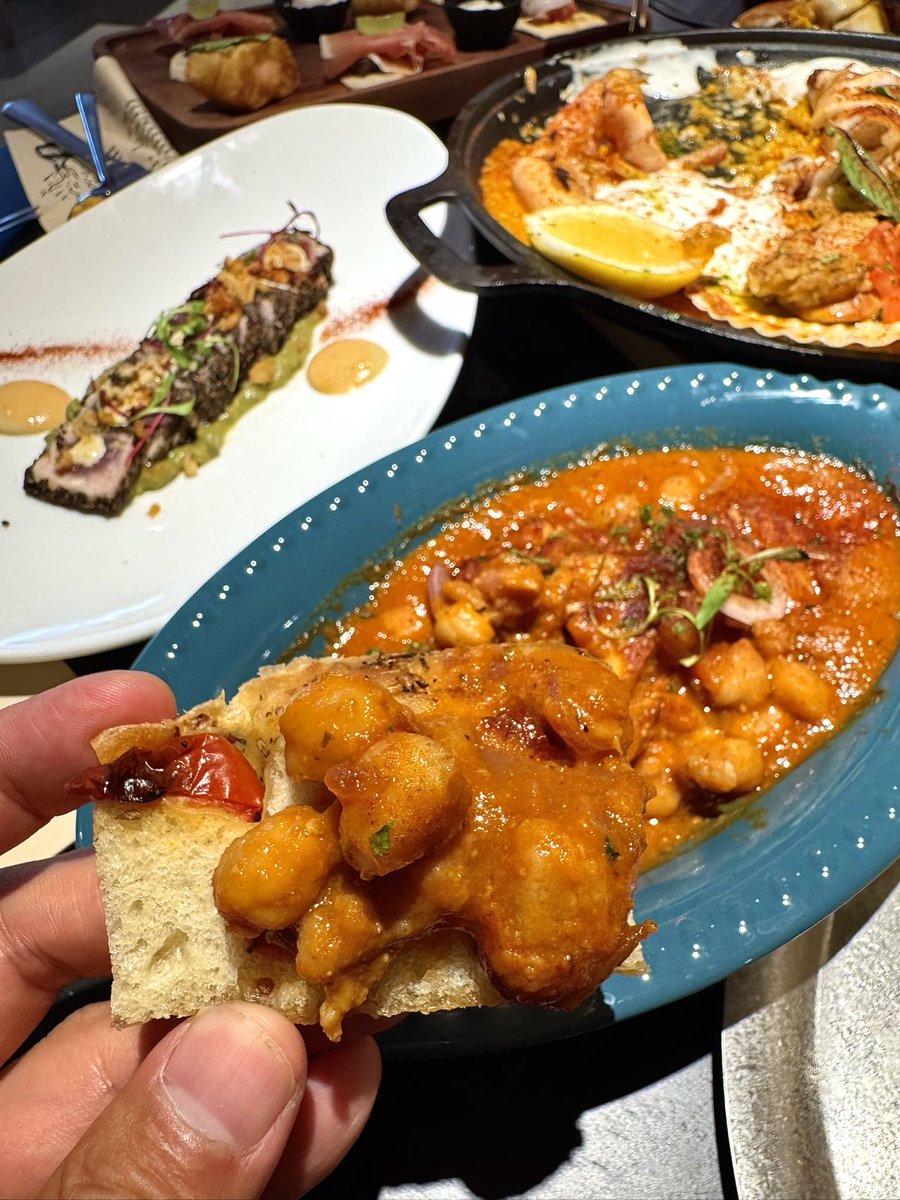 MarcelaDilyir's tweet photo. Nuestro menú especial de Día de las Glorias llegará maana! Tapas tradicionales, paella caliente y postres caseros para celebrar con todo el sabor espaol. Reservas por MD. https://t.co/Bs5qZAn23h