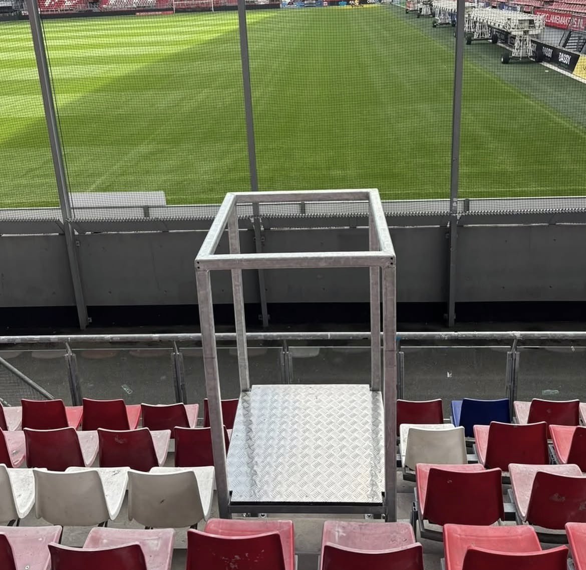 AwaydaysNL's tweet photo. We zien het steeds vaker in Nederland, maar ook in het uitvak van FC Utrecht is een capostand geplaatst. Daarmee hoopt FC Utrecht de uitspelende teams steeds beter te faciliteren en daardoor de sfeer te verbeteren. https://t.co/PqnShzfxzL