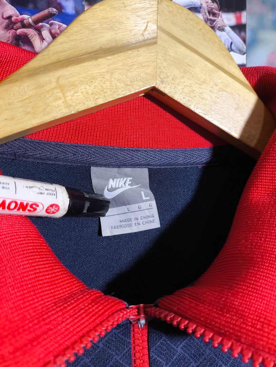 lelanglawas's tweet photo. Detail #LawasReguler - Jum'at, 18 September 2026
#Lawas8
Nike Vintage Tracktop Geometric Navy Red Casuals
Size L (67x55cm)
MULUSSS
MINT https://t.co/W6gTdxa4S6