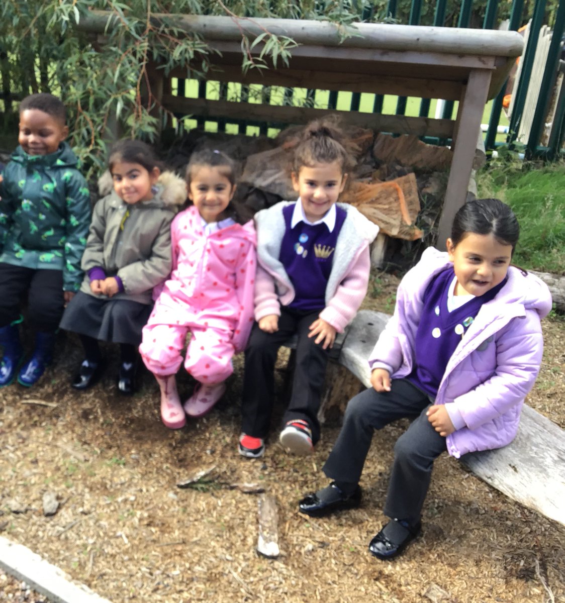 arkkingsacademy's tweet photo. Our Reception children had a fantastic time exploring Forest School, making a beautiful leaf crown, hunting for bugs and discovering the wonderful world around us. They then used their creative skills to colour pictures of the bugs they spotted!!
#Reception #MakingMemories https://t.co/YQTYNJFfNv