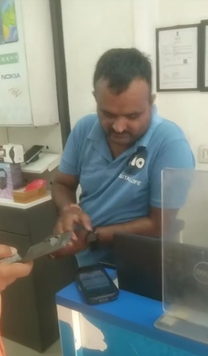 Neend_Ki_Rani's tweet photo. Jio SIM is switched off, you try to activate it but you don't get any responce 

The manager did not activate the SIM card of a boy who went to the Jio office to get it activated. 

And he said he would throw me out of the office. 

Jio has kept such staff... https://t.co/MBRJvOPtrC