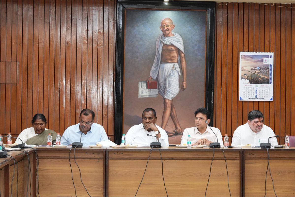 OffDSB's tweet photo. ఈరోజు అసెంబ్లీ కమిటీ హాల్‌లో నిర్వహించిన "గోదావరి పుష్కరాలు - 2027" కేబినెట్ సబ్ కమిటీ సమావేశంలో సహచర మంత్రి వర్గ సభ్యులు కోమటిరెడ్డి వెంకట్ రెడ్డి గారు, పొంగులేటి శ్రీనివాస్ రెడ్డి గారు, సీతక్క గారు, పొన్నం ప్రభాకర్ గారు, వివేక్ వెంకటస్వామి గారు, అడ్లూరి లక్ష్మణ్ కుమార్ గారితో కలిసి పాల్గొన్నాను. ఈ సందర్భంగా... గోదావరి పుష్కరాల సన్నద్ధత, ప్రముఖ దేవాలయాల వద్ద అభివృద్ధి పనులు, ఘాట్ల నిర్మాణం, రవాణా, మౌలిక వసతులు, ఇతర ఏర్పాట్ల పురోగతిపై సమీక్షించి... వచ్చే ఏప్రిల్ నాటికి పూర్తి చేసేలా అధికారులకు దిశా నిర్దేశం చేయడం జరిగింది.