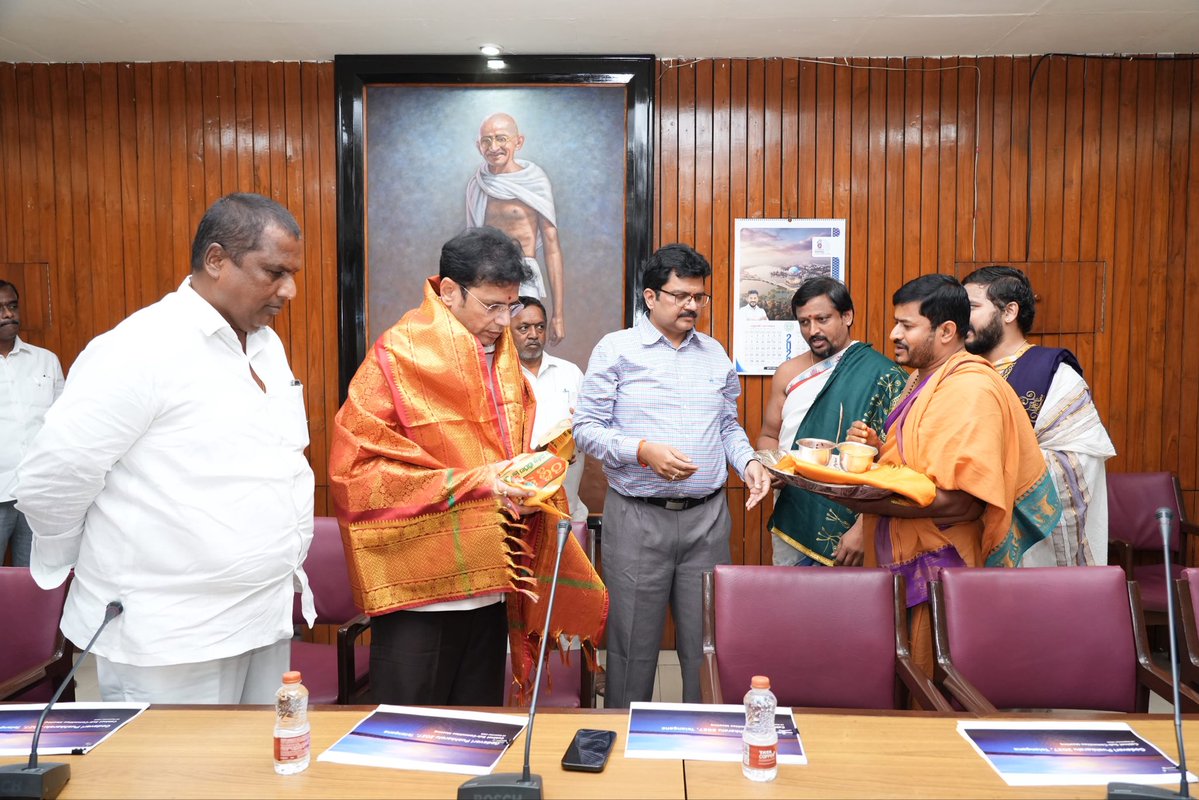 OffDSB's tweet photo. ఈరోజు అసెంబ్లీ కమిటీ హాల్‌లో నిర్వహించిన "గోదావరి పుష్కరాలు - 2027" కేబినెట్ సబ్ కమిటీ సమావేశంలో సహచర మంత్రి వర్గ సభ్యులు కోమటిరెడ్డి వెంకట్ రెడ్డి గారు, పొంగులేటి శ్రీనివాస్ రెడ్డి గారు, సీతక్క గారు, పొన్నం ప్రభాకర్ గారు, వివేక్ వెంకటస్వామి గారు, అడ్లూరి లక్ష్మణ్ కుమార్ గారితో కలిసి పాల్గొన్నాను. ఈ సందర్భంగా... గోదావరి పుష్కరాల సన్నద్ధత, ప్రముఖ దేవాలయాల వద్ద అభివృద్ధి పనులు, ఘాట్ల నిర్మాణం, రవాణా, మౌలిక వసతులు, ఇతర ఏర్పాట్ల పురోగతిపై సమీక్షించి... వచ్చే ఏప్రిల్ నాటికి పూర్తి చేసేలా అధికారులకు దిశా నిర్దేశం చేయడం జరిగింది.