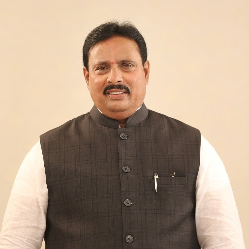 TRudrudu's tweet photo. ఖైరతాబాద్‌లో దానంపై బీఆర్ఎస్ ఎవరిని నిలబెట్టినా.. పోచమ్మ గుడి ముందు పొట్టేల్‌ని బలిచ్చినట్టే..

వాళ్లను, వీళ్లను బలిచేయకుండా డైరెక్ట్‌గా కేటీఆరే ఇక్కడ పోటీ చేసి బీఆర్ఎస్ దమ్మేంటో చూపించాలి... https://t.co/GlIk5CwvH0