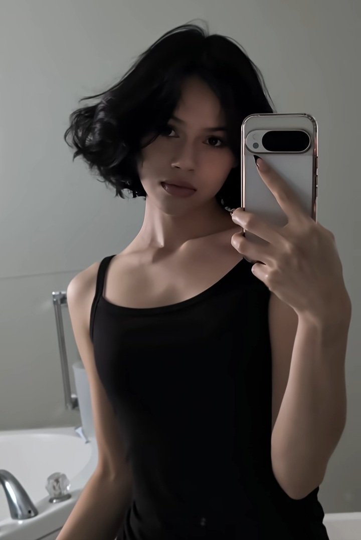 achromaticbliss's tweet photo. I love her new hair omg https://t.co/ga8JmwwsJB