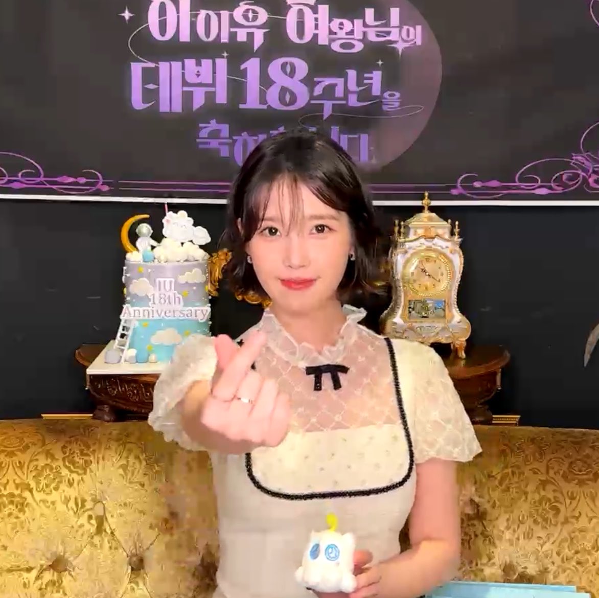 cool_sa2da's tweet photo. 갤럭시인 애나들 라방 캡쳐가 안 되나봐 ㅜㅜ
아이유웅니가 아이폰 애나들이 공유해주래 ㅋㅋㅋㅋㅋ
소심하게 ‘나 갤럭시도 좋아하는데 .. ’ 이러는 거 존귀..♡ https://t.co/6StoyyqShH