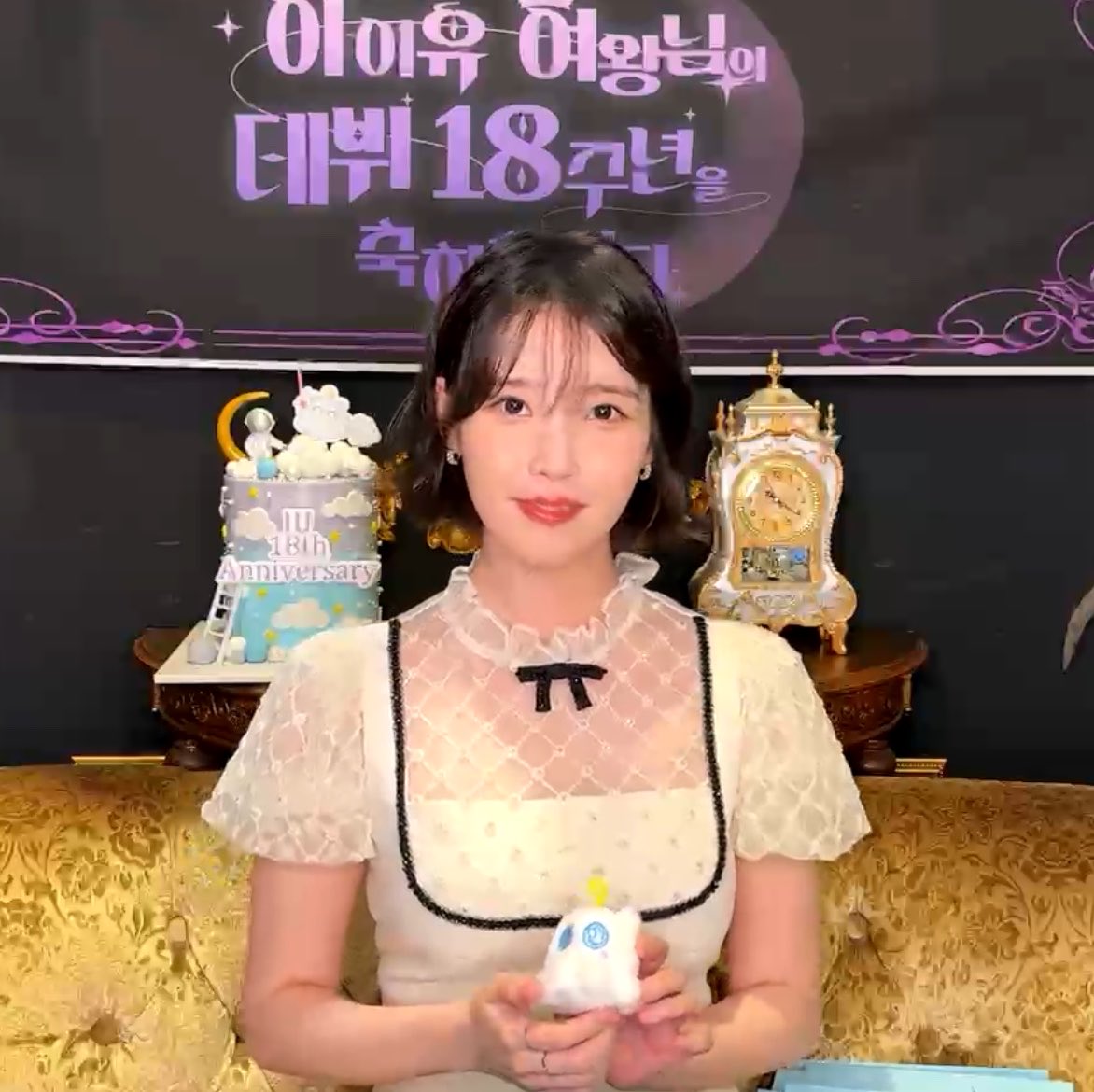 cool_sa2da's tweet photo. 갤럭시인 애나들 라방 캡쳐가 안 되나봐 ㅜㅜ
아이유웅니가 아이폰 애나들이 공유해주래 ㅋㅋㅋㅋㅋ
소심하게 ‘나 갤럭시도 좋아하는데 .. ’ 이러는 거 존귀..♡ https://t.co/6StoyyqShH