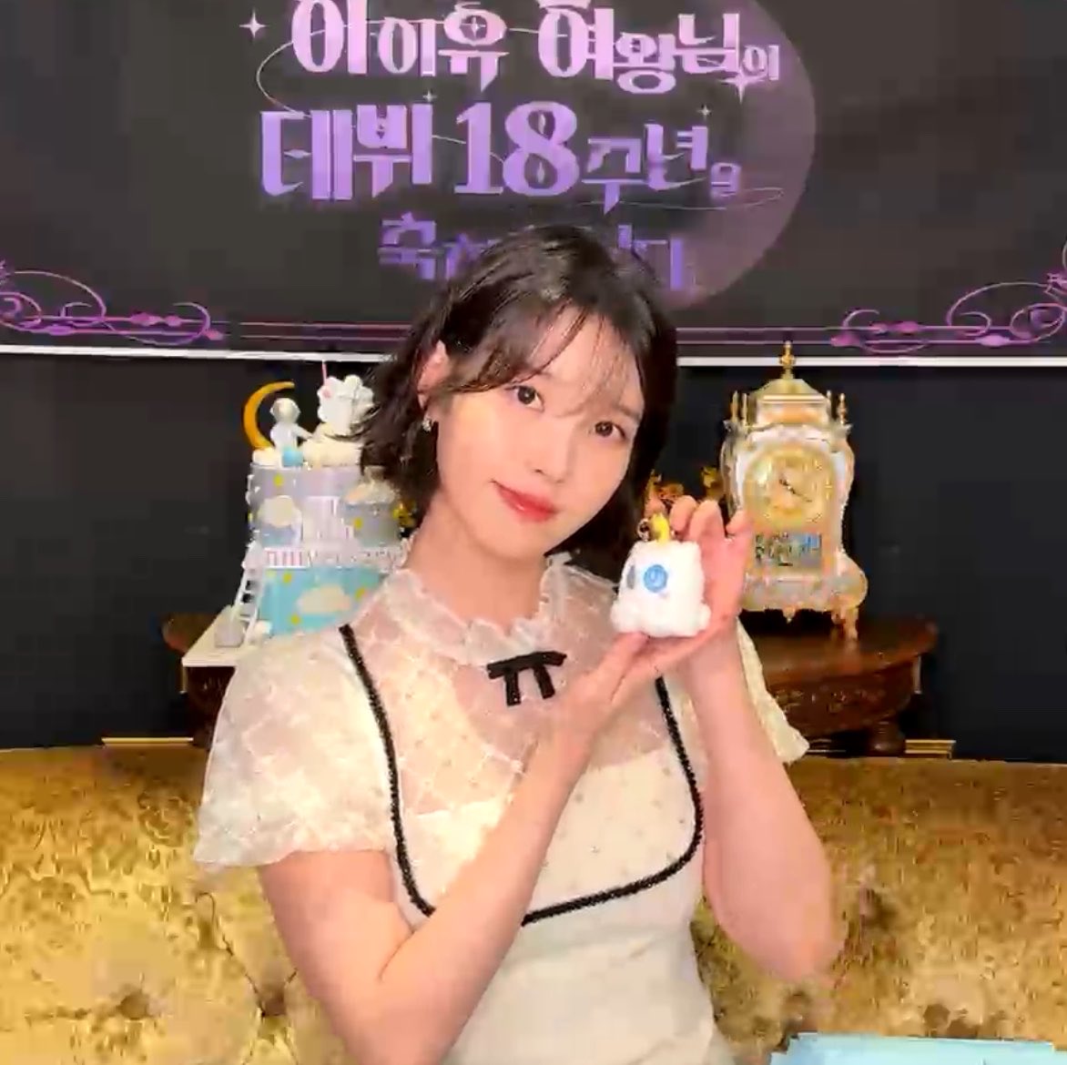cool_sa2da's tweet photo. 갤럭시인 애나들 라방 캡쳐가 안 되나봐 ㅜㅜ
아이유웅니가 아이폰 애나들이 공유해주래 ㅋㅋㅋㅋㅋ
소심하게 ‘나 갤럭시도 좋아하는데 .. ’ 이러는 거 존귀..♡ https://t.co/6StoyyqShH
