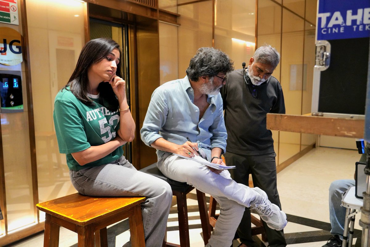 SrinidhiShetty7's tweet photo. With the one and only - Trivikram sir ✨️🤍 The Gentle Giant 🫠🧸
And he never stops writing ✍️🤷🏻‍♀️ but don't worry, the next update will be out soon 😬💃

#AadarshaKutumbam #AK47 🏡 https://t.co/THnymTSgww