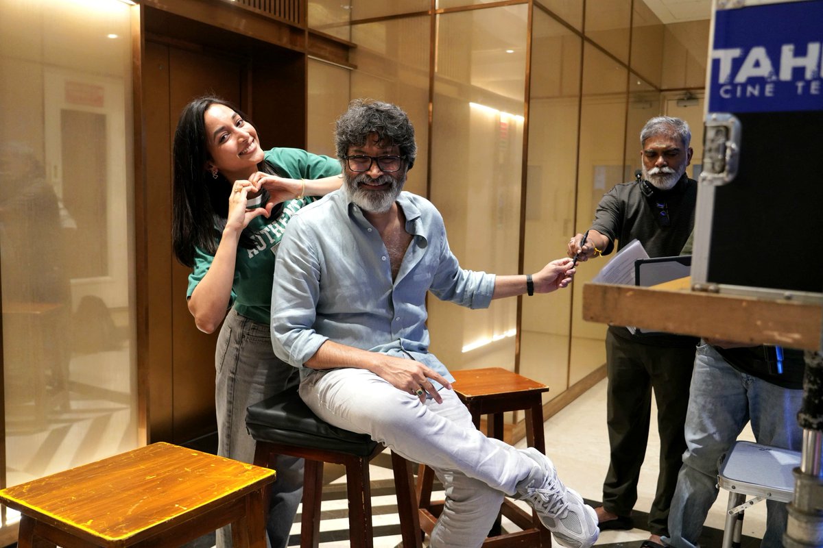 SrinidhiShetty7's tweet photo. With the one and only - Trivikram sir ✨️🤍 The Gentle Giant 🫠🧸
And he never stops writing ✍️🤷🏻‍♀️ but don't worry, the next update will be out soon 😬💃

#AadarshaKutumbam #AK47 🏡 https://t.co/THnymTSgww