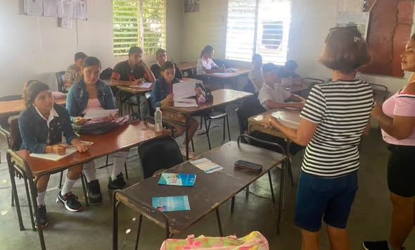 dpscamaguey1's tweet photo. Las especialistas de Prosalud  realizaron  intercambio con adolescentes de la ESBU Carlos Marx en el área de Senado  municipio de Minas sobre cómo influye el consumo de drogas en el  bienestar y la salud sexual de los jóvenes.

#CubaEduca
#PorCamagueyTodo
#CubaPorLaVida https://t.co/t7a8eB3R0V