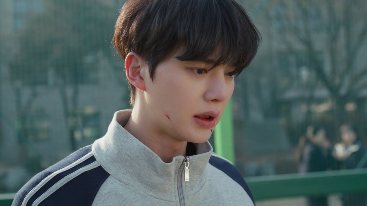 cla33ic2's tweet photo. 첫사랑이 말도 없이 잠수 타고  너랑 놀아준 이유 다 선생님한테 잘보이려고 한거였지 너가 좋아서가 아니다  라고 말하니까 오빠 개빡침.. 너무 화낫는데 쟤는 자꾸 못본척하니까 무시도 못하게 방해함  첫사랑 화나서 달려드는데 한대도 못 때림.. 아 지켜주고싶다 저 여자 https://t.co/eErygmOE2h