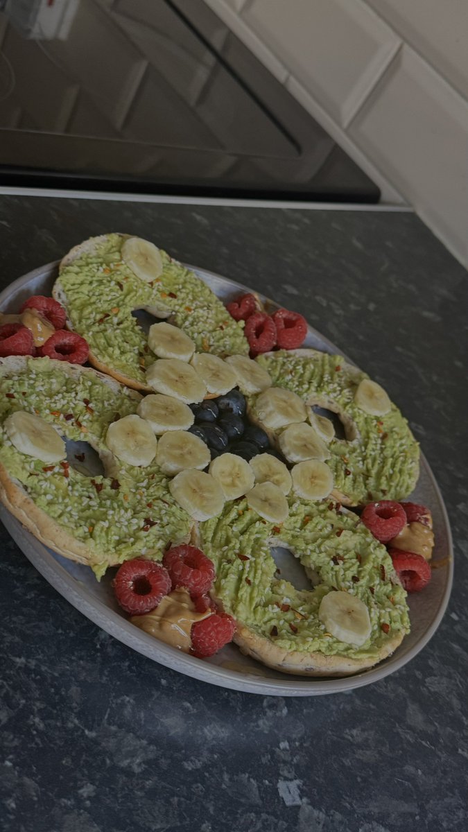 JamesssFoxx's tweet photo. Me or the food 😆 chose wisely https://t.co/jeLdoYf44m