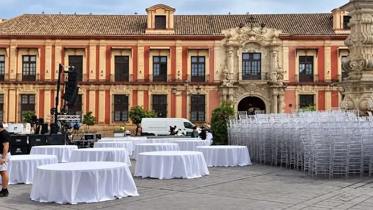 ElCiceroneSVQ's tweet photo. ¿Puede celebrarse una cena privada donde la propia normativa municipal dice que no deben celebrarse eventos?
Anoche, la Plaza Virgen de los Reyes, a los pies de la Giralda, se convirtió en un gran comedor para una cena de gala con alrededor de 400 invitados.
Y aquí llega la polémica:
La ordenanza municipal que regula la ocupación de los espacios públicos del Conjunto Histórico prohíbe expresamente la ocupación de la Plaza Virgen de los Reyes y de la Plaza del Triunfo para eventos y actividades.
El Ayuntamiento, sin embargo, defiende que la autorización fue concedida conforme a la normativa y con los correspondientes informes técnicos y jurídicos.
Entonces, la pregunta es inevitable:
¿Estamos ante una excepción perfectamente legal o ante una utilización de un espacio monumental que la propia normativa pretende proteger?
Sevilla tiene muchos lugares donde celebrar una cena de gala.
¿Era necesario convertir uno de los rincones más monumentales de la ciudad en un comedor?