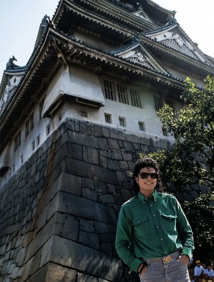 N98k810's tweet photo. 1987年BAD World Tourで来日中のマイケルが大阪城へ🏯
マイケルと同じ時代を生きてた中で1番マイケルとの距離が近かったと思うのが大阪城かな…
当時の私には遠すぎる存在だったけど、大阪に来てくれただけでも凄く嬉しい🥹安定のピース(しかもダブル✌🏻️✌🏻)かわいい😌 https://t.co/Qnh8PXWB6f