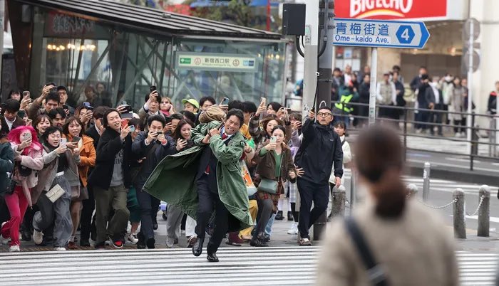 nonfett's tweet photo. 新宿のエキストラを日本人で固めるだけで、ジェネリック平成になるのは凄いなぁと思うなどした。 https://t.co/iDwLi9OdnP