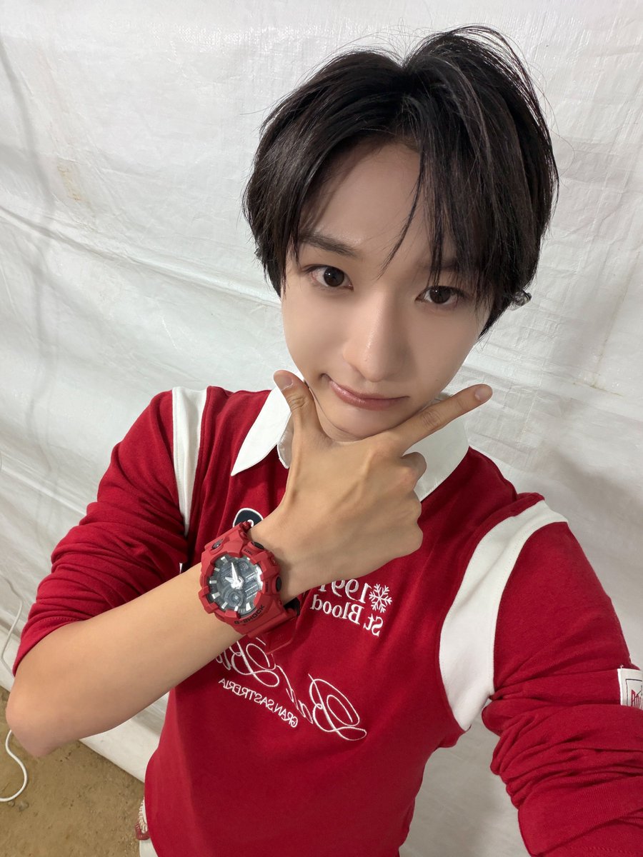 Ddongdyung's tweet photo. 시계까지 존예고 머리 이뿌고...
촉촉깨구리되기전셀카❤️❤️❤️❤️ https://t.co/QSxWNfvGWi