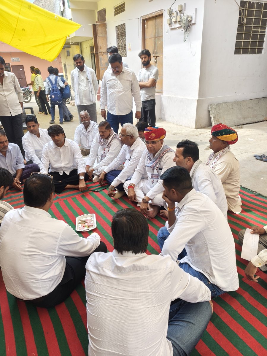 DoiSuresh's tweet photo. 🙏 मानवता की मिसाल - श्री देवनारायण मंदिर ट्रस्ट जोधपुरिया  🙏
लक्खी मेले के दौरान जयपुर गुर्जरों की बगीची इंदिरा बाजार निवासी श्री पीयूष गुर्जर जी का आकस्मिक दुर्घटना में देहांत होना अत्यंत दुःखद था।
इस कठिन घड़ी में श्री देव धाम मंदिर ट्रस्ट जोधपुरिया की कार्यकारिणी एवं समाज के प्रबुद्धजनों ने निजी एवं जन सहयोग से 11 लाख रुपये की राशि एकत्रित कर पीड़ित परिवार को सांत्वना स्वरूप भेंट की।
ईश्वर दिवंगत आत्मा को शांति प्रदान करें और परिवार को संबल दें।
सहयोग करने वाले सभी दानदाताओं का हृदय से आभार।
शत-शत नमन....