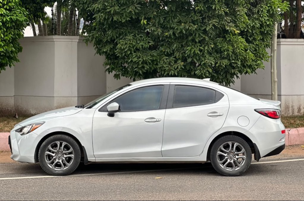 FrankDoe101's tweet photo. 2019 Toyota Yaris S
1.5 L 4cyl engine 
43k miles 
Keyless entry &amp; start 
Rear view camera 
Fog lamps 
Alloy wheels

PRICE — GHS 125k p3 😁

#YourCarGuy 🚘🕺🏽 https://t.co/QLiJqwmggf